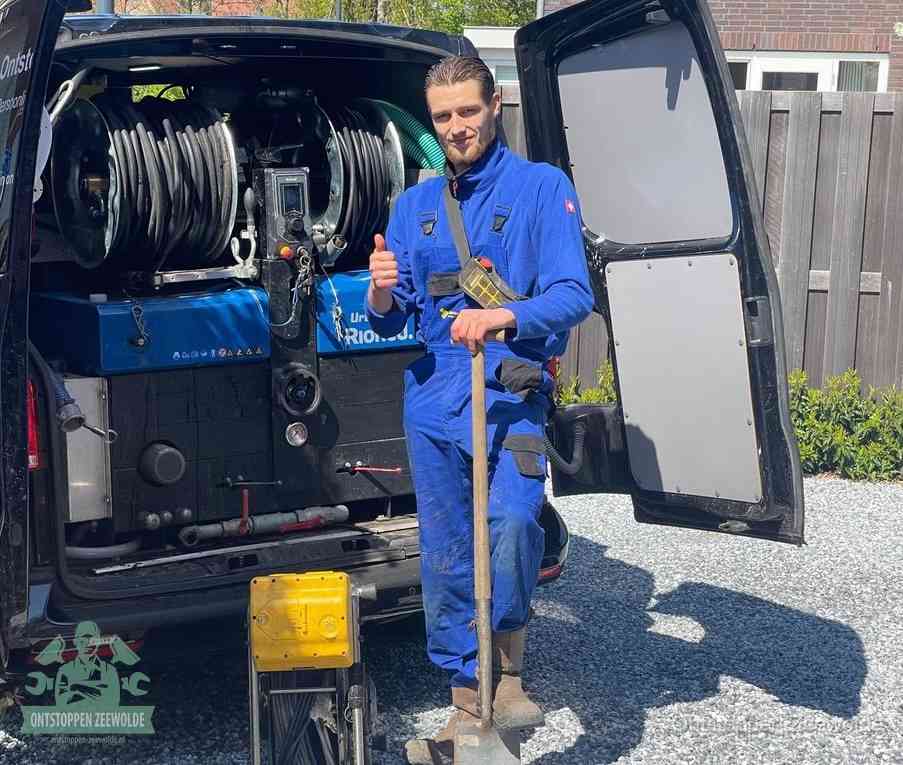 Een monteur met gereedschapsriem en klembord, klaar om een transparant vast tarief te geven voor het ontstoppen in Zeewolde