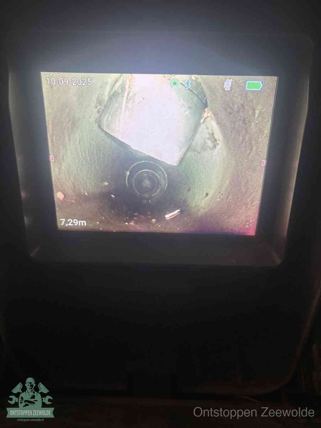 Het scherm van een rioolinspectiecamera toont de binnenkant van de leiding, eerst vaststellen waar de verstopping zit in Zeewolde